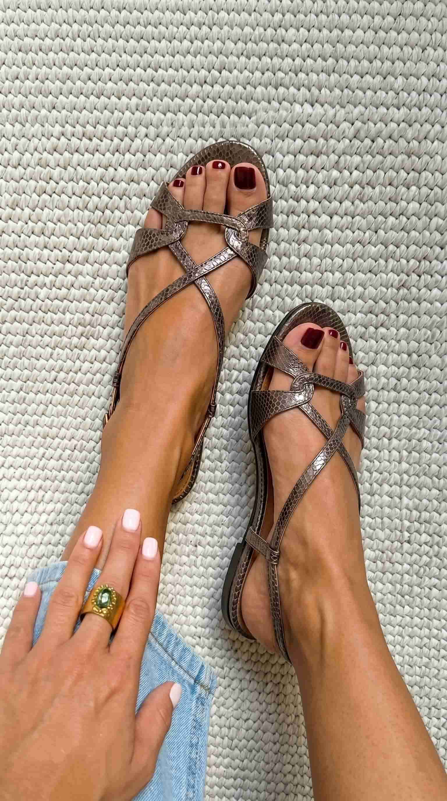 Flache Slingback-Sandalen in Schlangenoptik Bronze mit offener Spitze