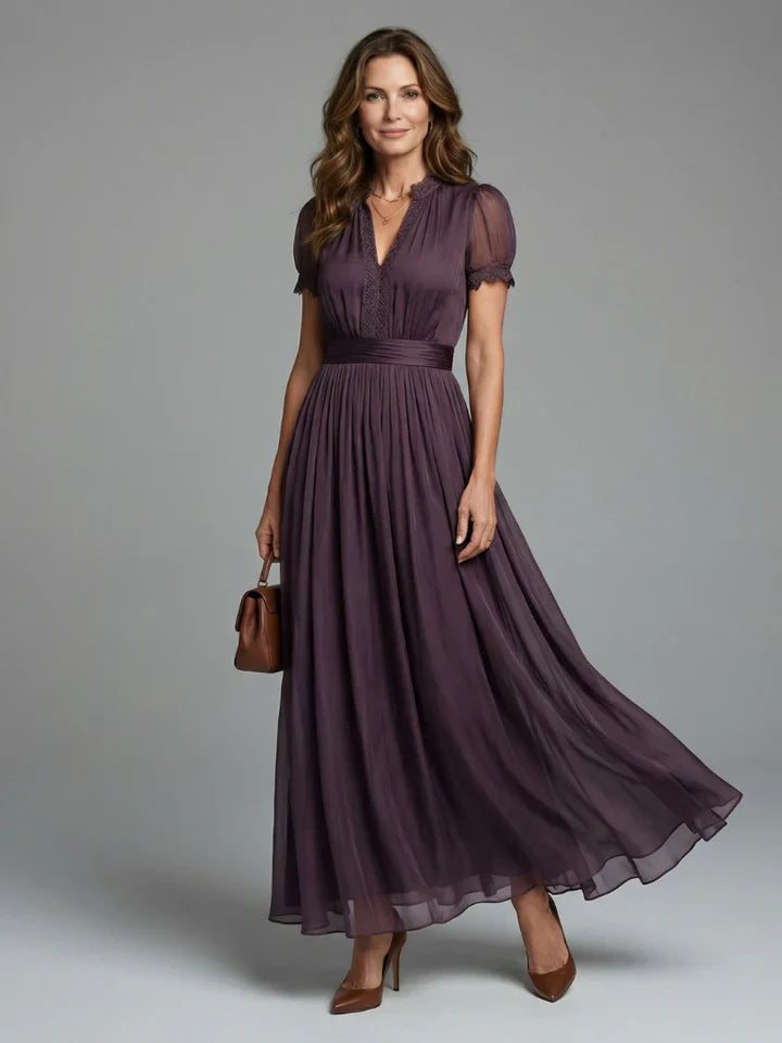 FLAVIA™ | Langes Lila Kleid Schlüssellochausschnitt Chiffon Spitzenbesatz