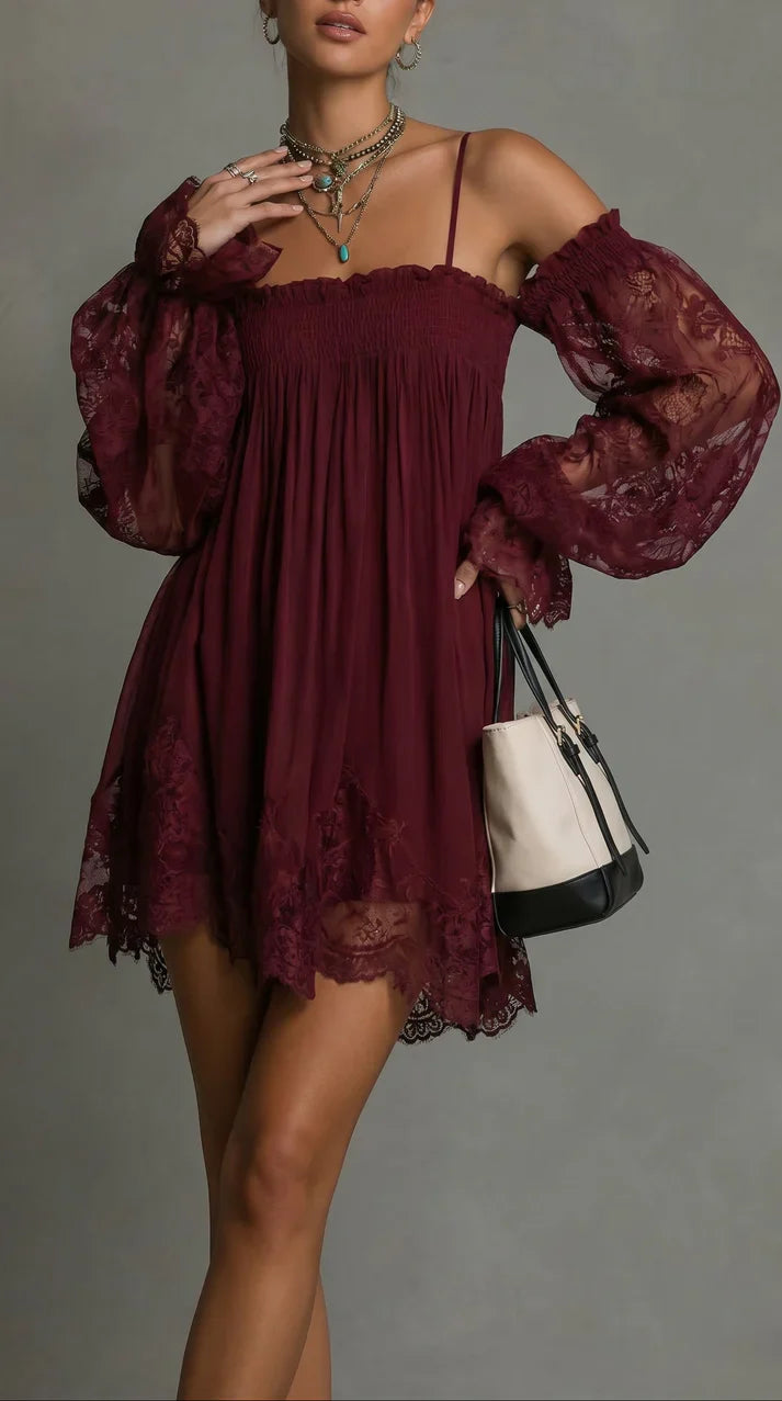 Kurzes Chiffonkleid mit Off-Shoulder-Ausschnitt, Spitzenbesatz und durchsichtigen Ärmeln