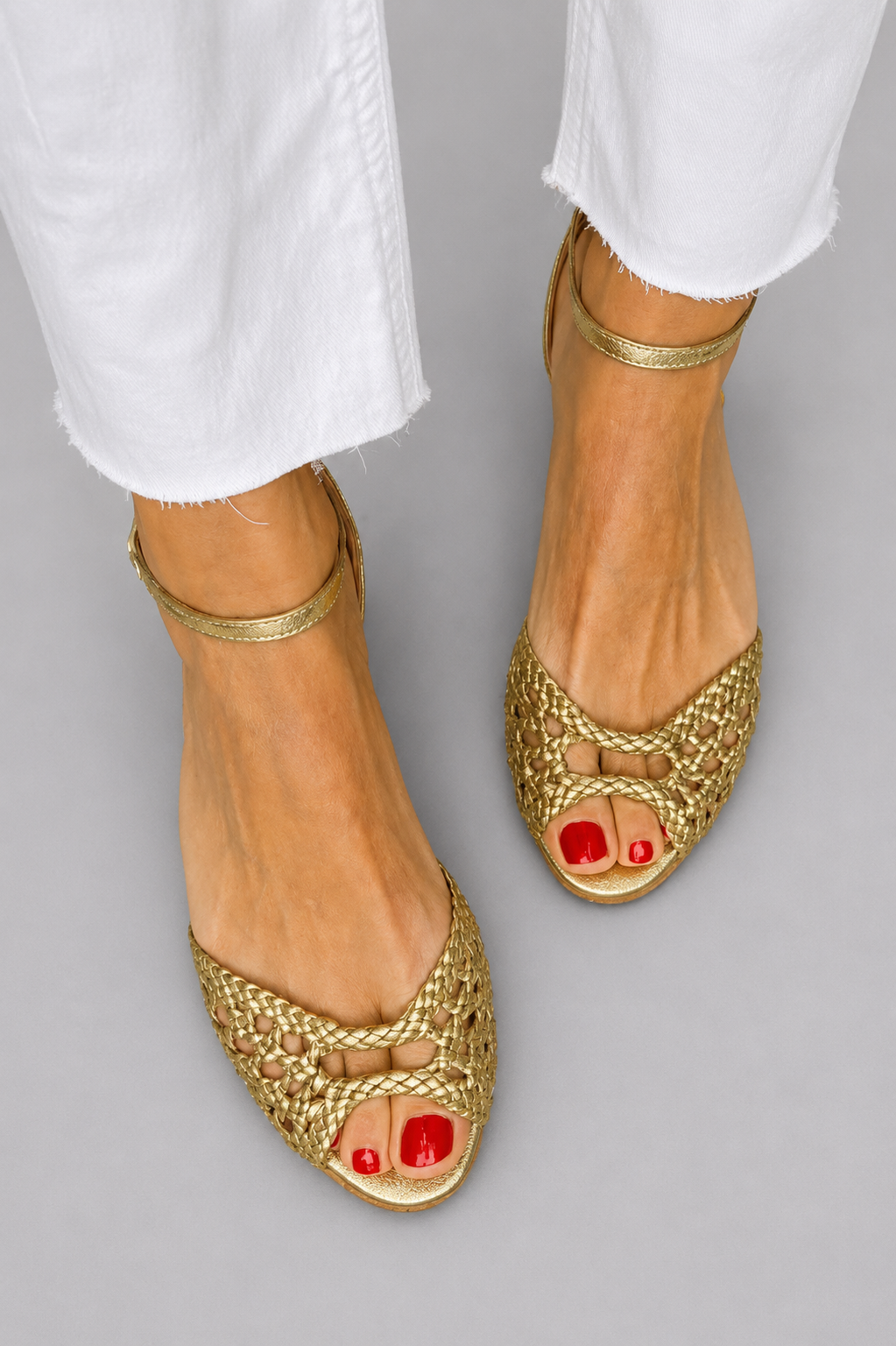 Isadora | Goldfarbene Sandalen mit Flechtmuster