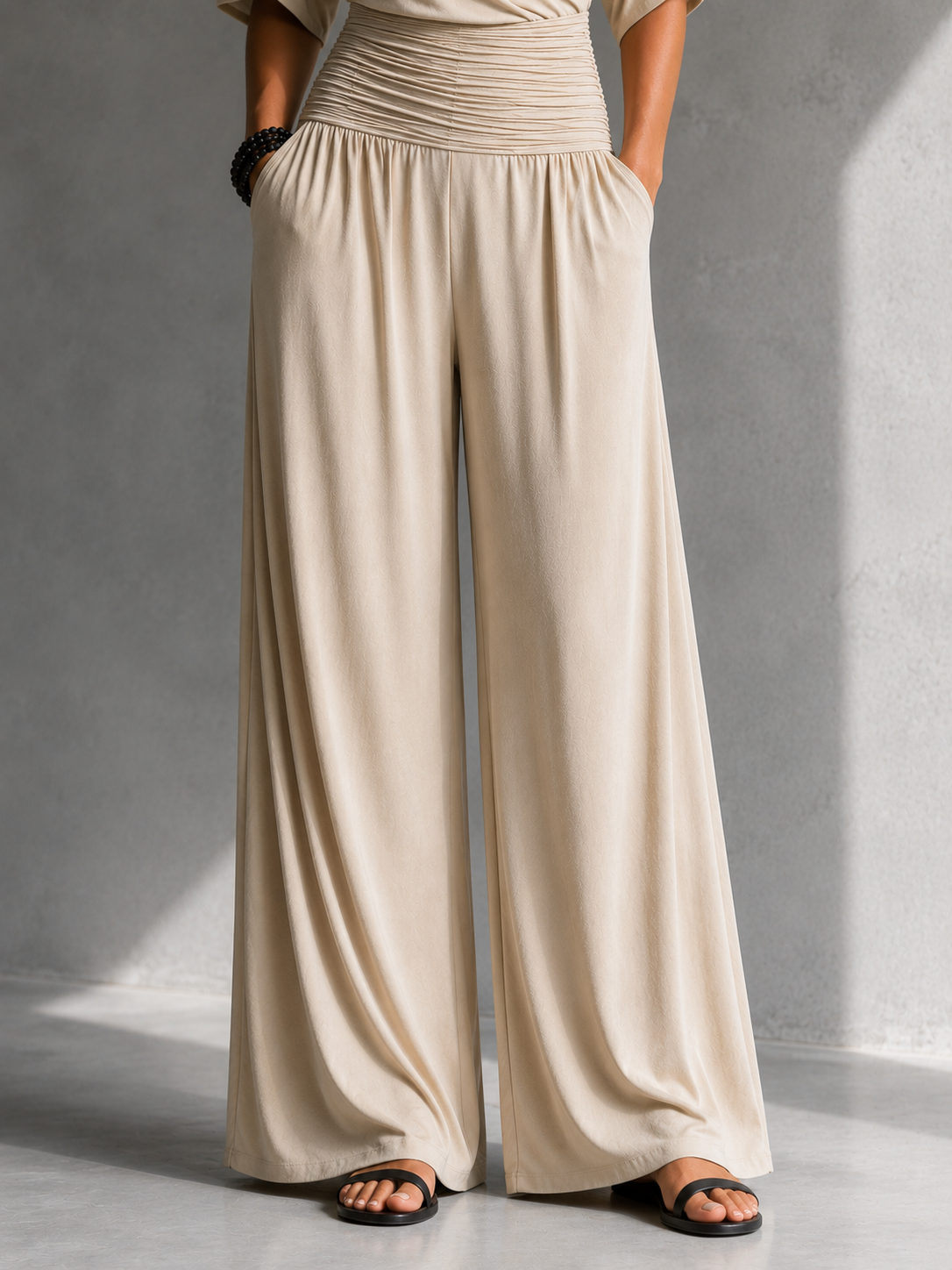 Trendé™ | Mia Eleganter Jumpsuit mit V-Ausschnitt