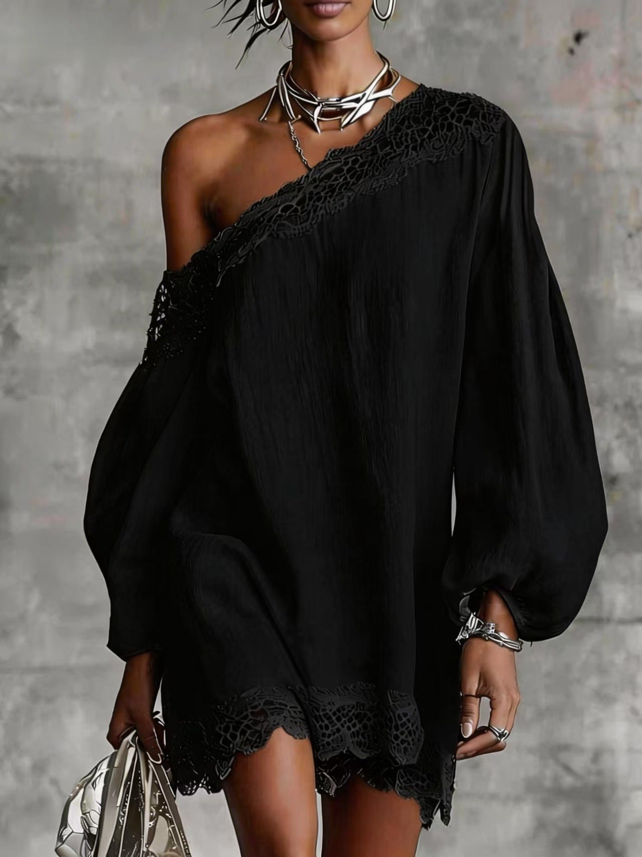 Schulterfreies Freizeitkleid mit Spitzenbesatz und langen Ärmeln
