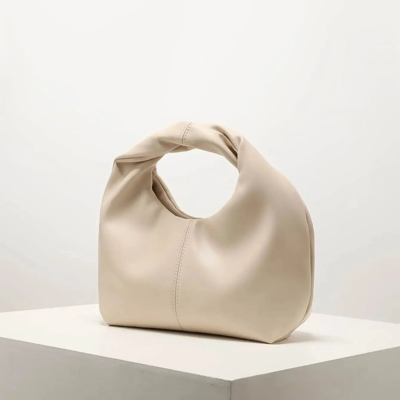 Trendé™ | Clean Ledertasche mit zeitloser Eleganz