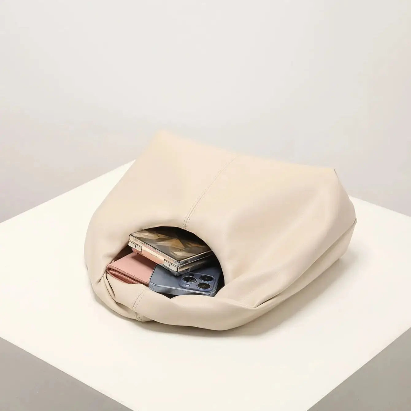Trendé™ | Clean Ledertasche mit zeitloser Eleganz