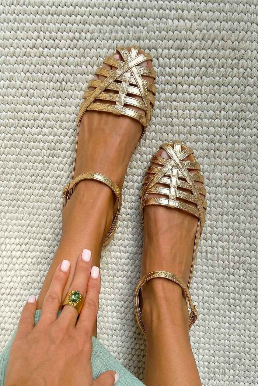 Flache geschlossene Käfig-Sandalen mit Knöchelriemchen
