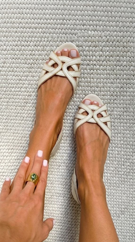 Camilla | Elegante, cremefarbene Sandalen mit Geflechtmuster