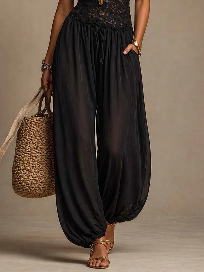 Trendé™ | Laia Neckholder-Jumpsuit mit fliessender Spitze