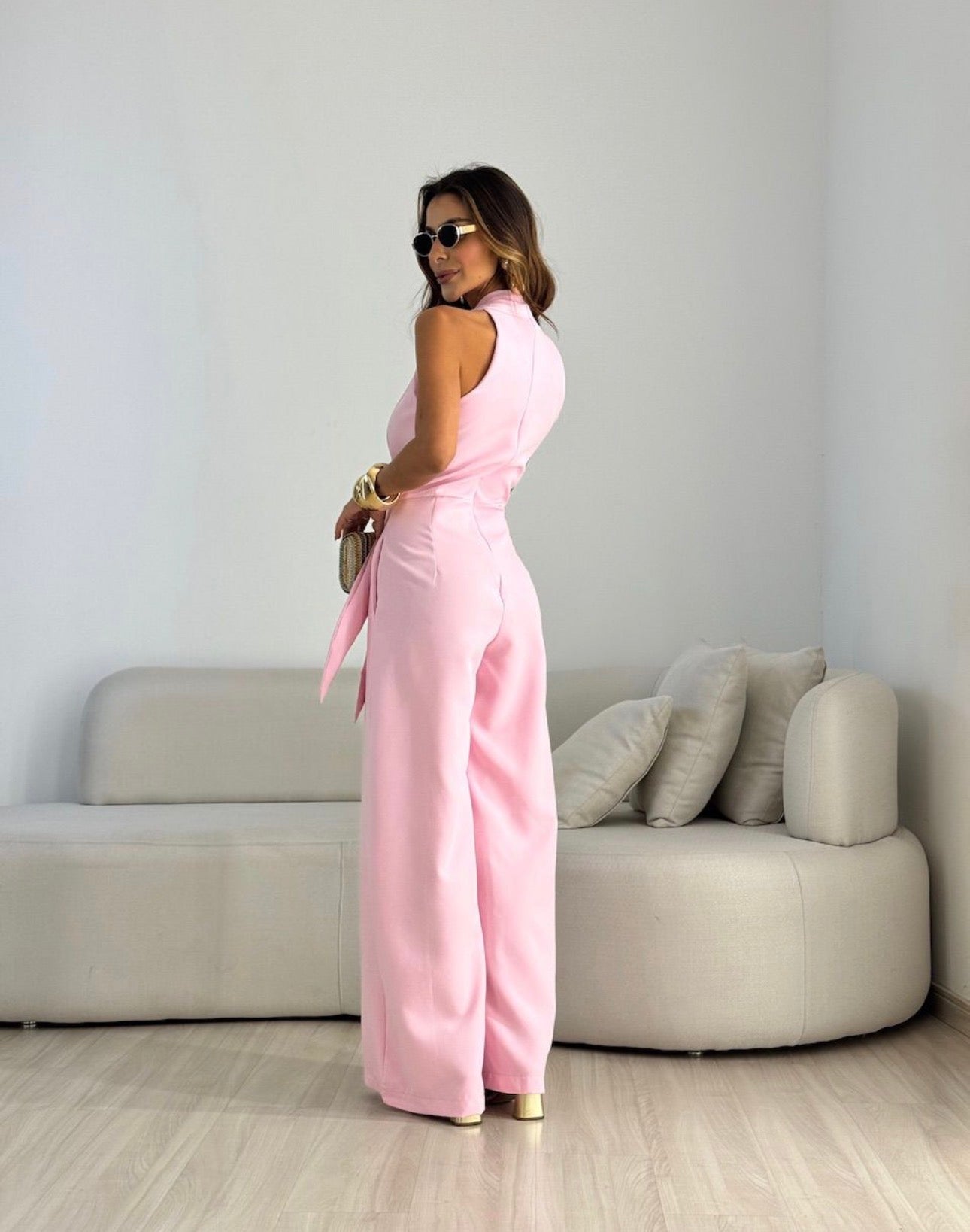 Ärmelloses Set mit Neckholder-Bindung und lässiger Hose mit weitem Bein