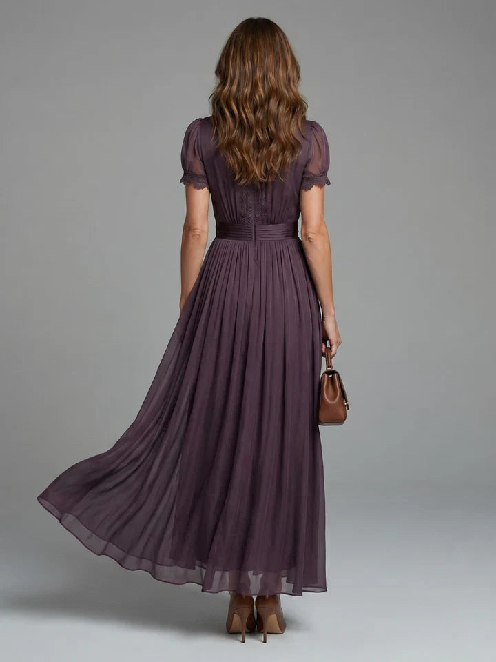FLAVIA™ | Langes Lila Kleid Schlüssellochausschnitt Chiffon Spitzenbesatz