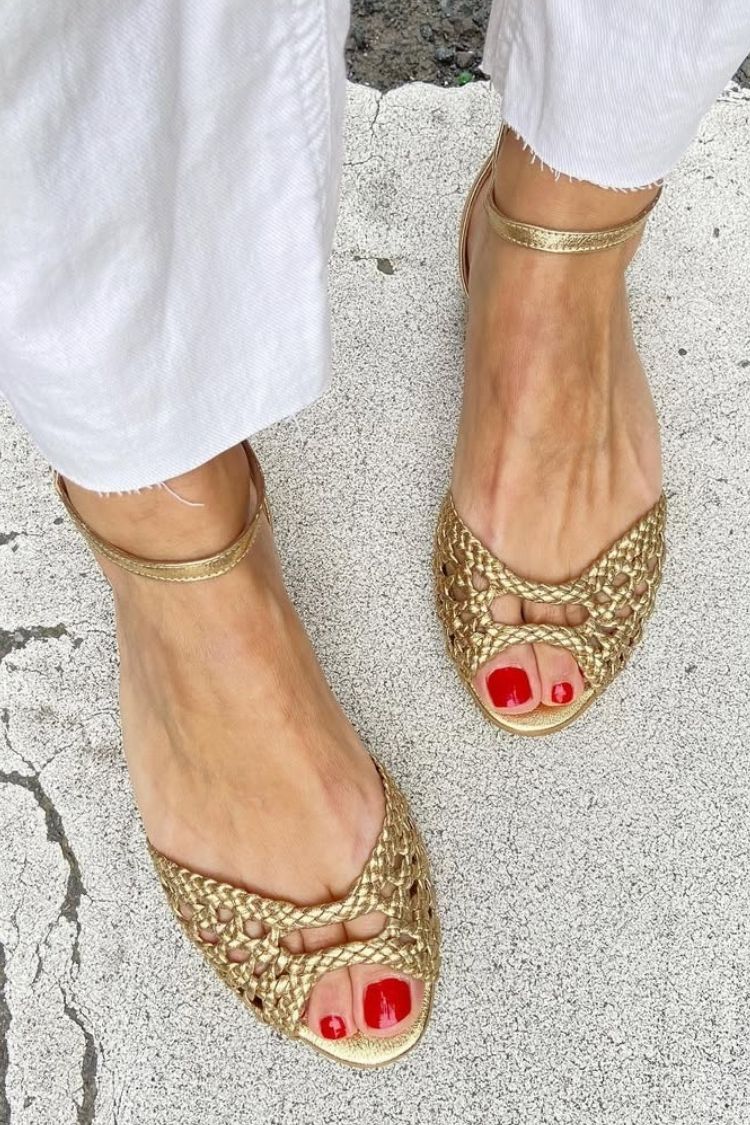 Isadora | Goldfarbene Sandalen mit Flechtmuster