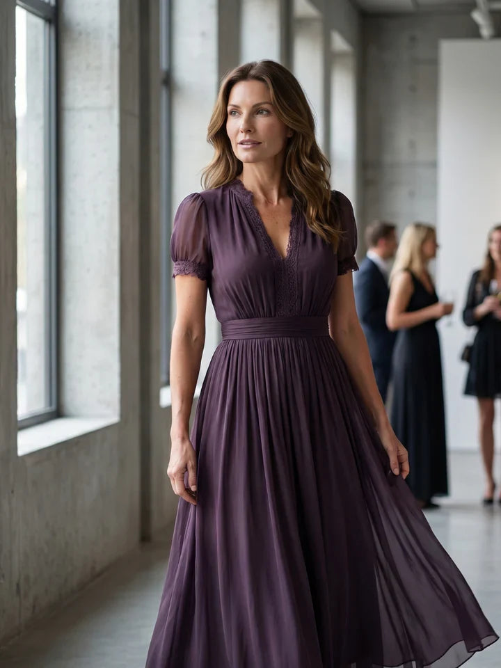 FLAVIA™ | Langes Lila Kleid Schlüssellochausschnitt Chiffon Spitzenbesatz