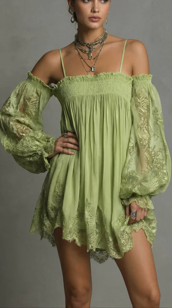 Kurzes Chiffonkleid mit Off-Shoulder-Ausschnitt, Spitzenbesatz und durchsichtigen Ärmeln