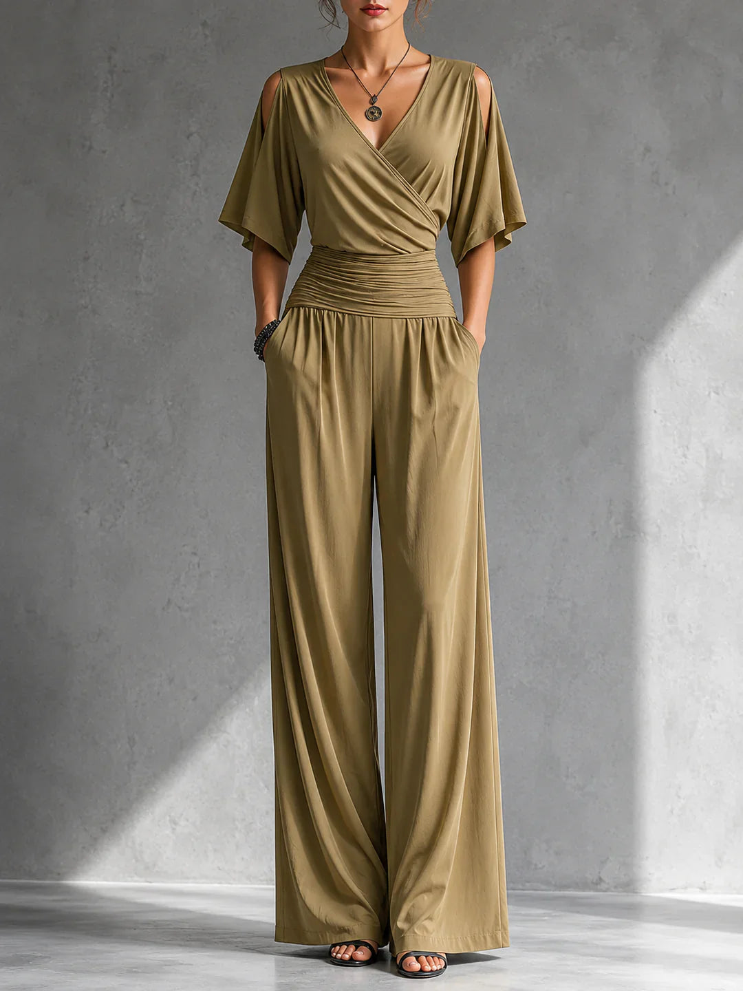 Alia | Eleganter Jumpsuit mit Wickeloptik und weitem Bein
