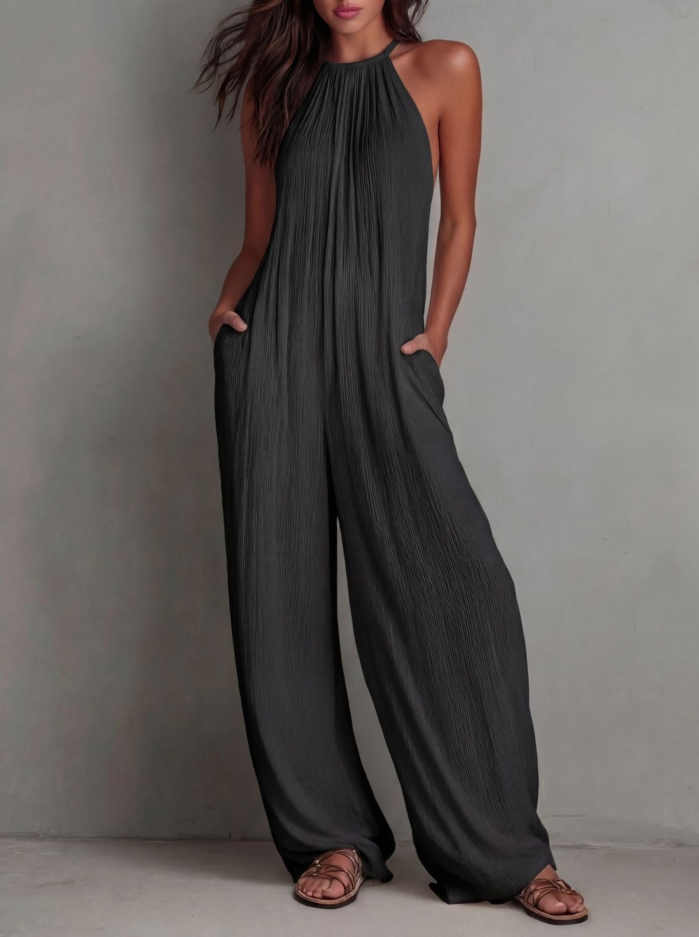 Rückenfreier Plissee-Jumpsuit im Resort-Stil mit weitem Bein