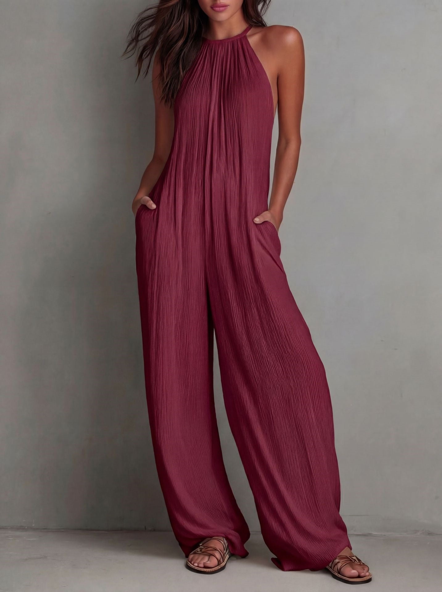 Rückenfreier Plissee-Jumpsuit im Resort-Stil mit weitem Bein