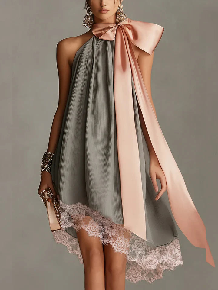 Beatrice | Graues Satin-Minikleid mit rosa Schleife und Spitze