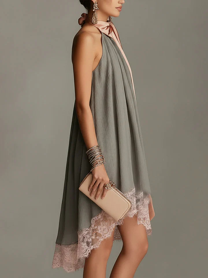 Beatrice | Graues Satin-Minikleid mit rosa Schleife und Spitze