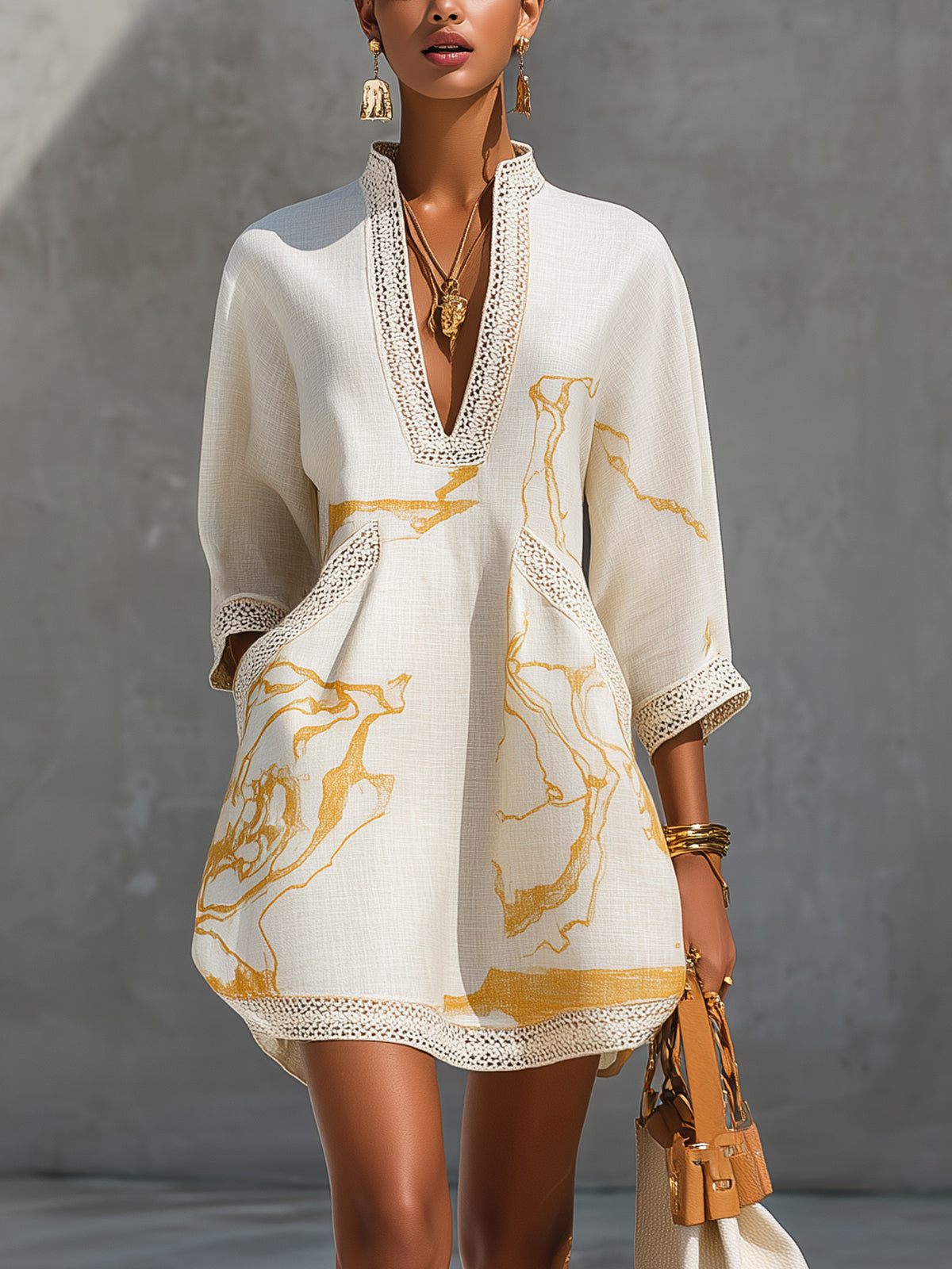 Trendé™ | Ivana Minikleid mit Gold-Elfenbein-Print und V-Ausschnitt