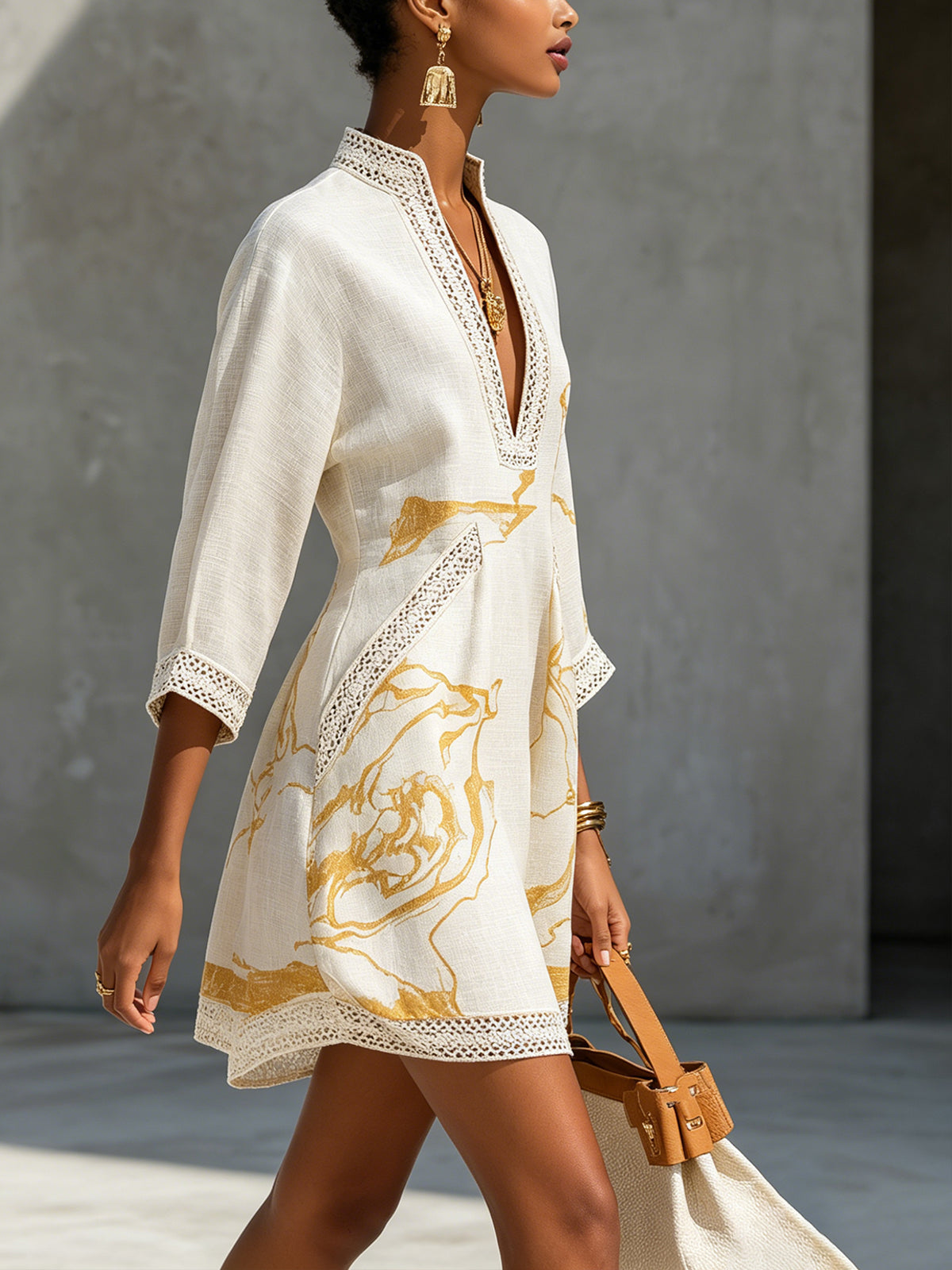 Trendé™ | Ivana Minikleid mit Gold-Elfenbein-Print und V-Ausschnitt