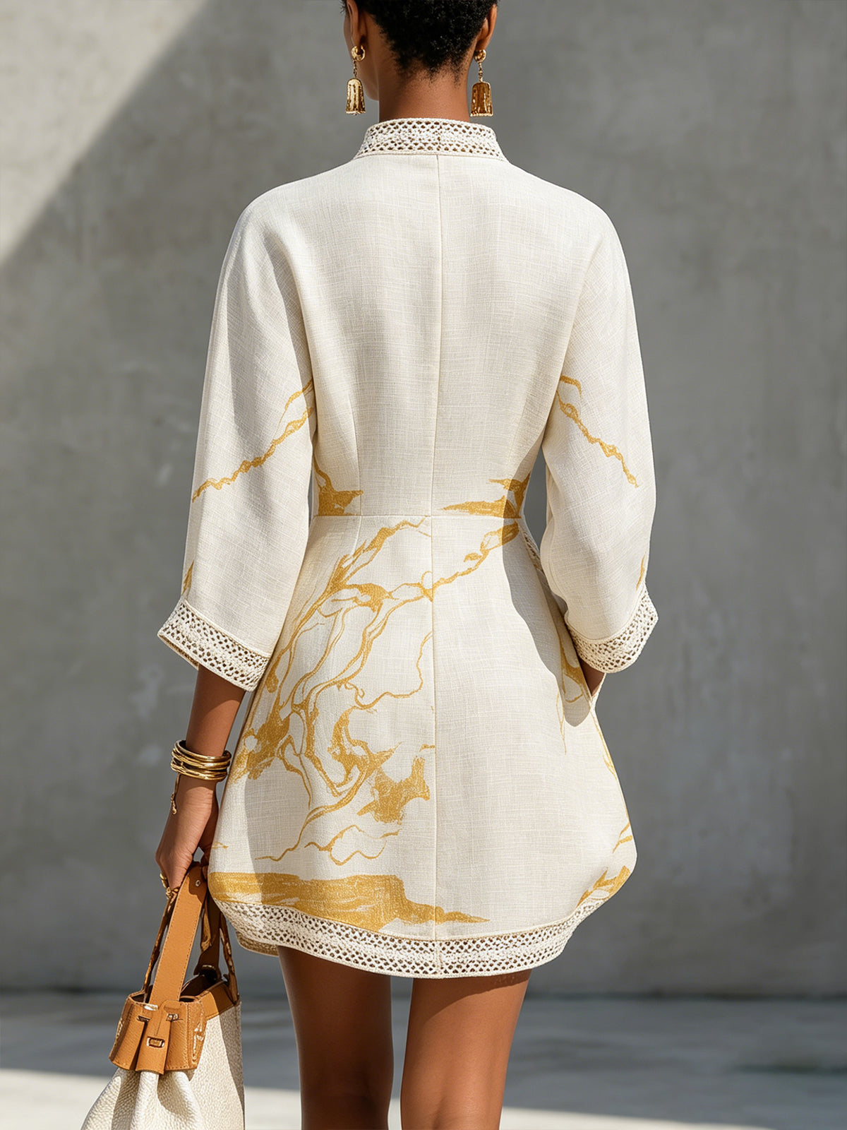 Trendé™ | Ivana Minikleid mit Gold-Elfenbein-Print und V-Ausschnitt