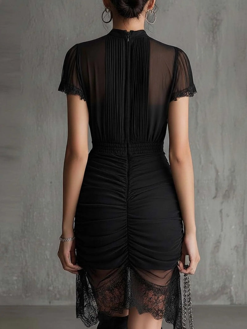 Schwarzes Mini­kleid aus Chiffon mit plissierter Taille und Spitzenbesatz