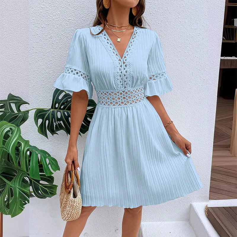 Trendé™ | Amara Kleid mit V-Ausschnitt und Spitzenausschnitten