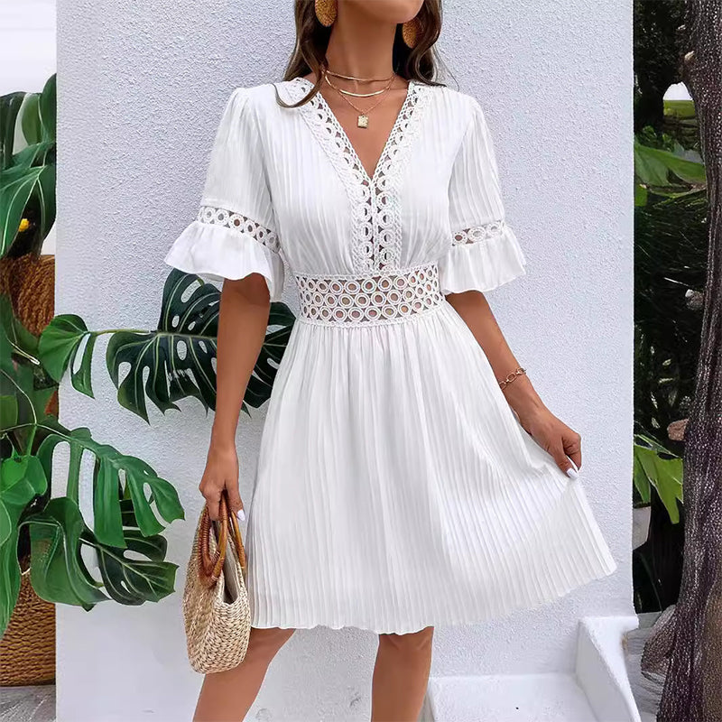 Trendé™ | Amara Kleid mit V-Ausschnitt und Spitzenausschnitten
